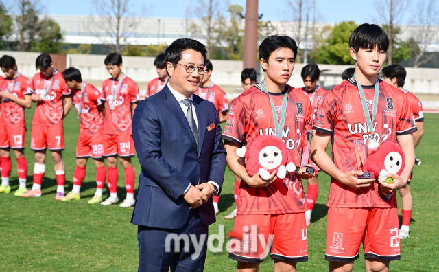 경기 후 박한동 대학축구연맹 회장(앞 왼쪽)이 우수 선수상을 수상한 성예건(가운데), 장하윤을 축하하고 있다./웨이브 스타디움 가리야(일본 나고야)=유진형 기자