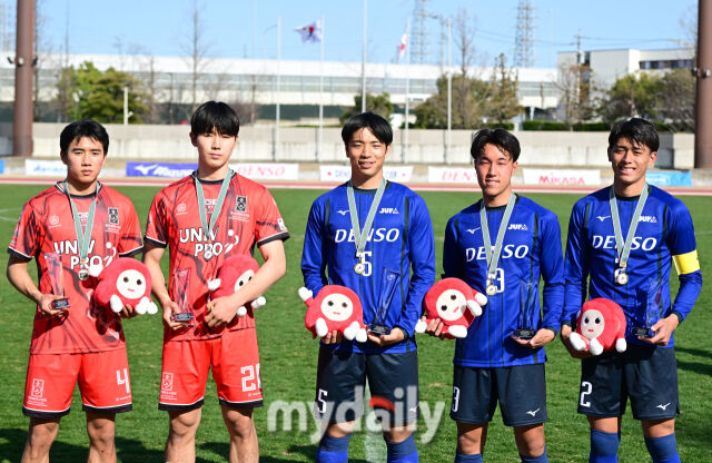 2026년 3월 15일 오후 일본 나고야 웨이브 스타디움 가리야에서 '2026 덴소컵 한일 대학 축구 정기전'이 열렸다.<br><br>경기 후 우수 선수상과 MVP를 수상한 성예건, 장하윤, 오가와 료야(MVP), 히라오 하야토, 츠네토 카나(왼쪽부터)가 기념촬영을 하고 있다./웨이브 스타디움 가리야(일본 나고야)=유진형 기자