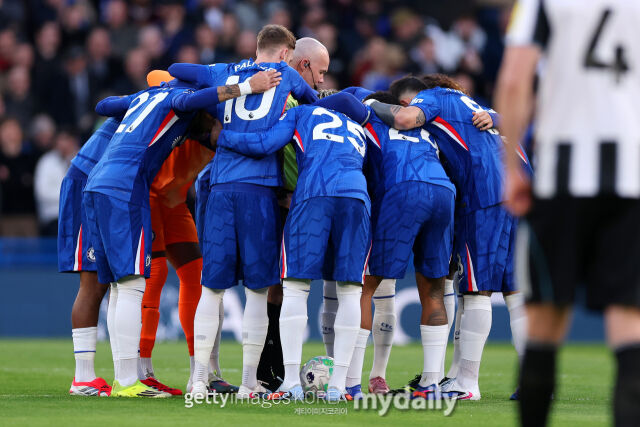 첼시 선수단이 폴 티어니 주심을 둘러싼 채 루틴을 진행하고 있다./게티이미지코리아