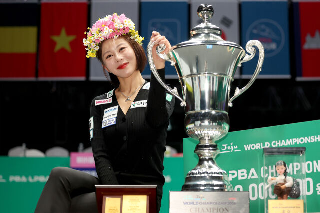 김가영이 LPBA 월드챔피언십 시상식이 끝나고 기념 사진을 찍고 있다./PBA