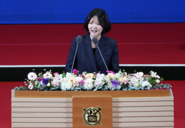 최수연 네이버 대표가 5일 서울 관악구 서울대학교에서 열린 제80회 전기 학위수여식에서 축사하고 있다. /뉴시스