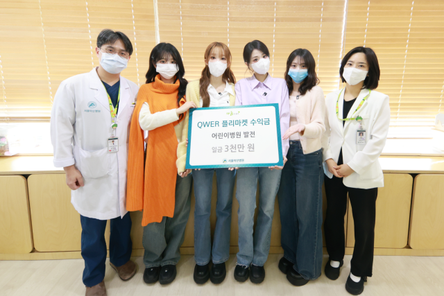 그룹 QWER이 서울아산병원 어린이병원에 3000만원을 최근 후원했다. 소아청소년종양혈액과 강성한 교수(왼쪽)를 비롯한 의료진이 QWER과 기념촬영을 하고 있다. /서울아산병원