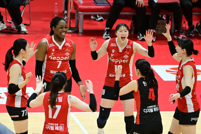 1세트를 잡은 뒤 팀 동료들과 기뻐하는 페퍼저축은행 조이 / 한국배구연맹(KOVO)