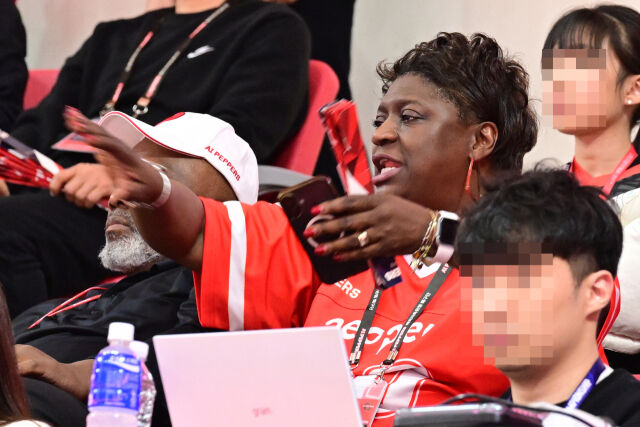 관중석에서 열정적인 응원을 펼치는 조이 모친 캐런 / 한국배구연맹(KOVO)