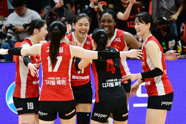 페퍼저축은행 조이와 시마무라가 경기에서 승리한 뒤 기뻐하고 있다. / 한국배구연맹(KOVO)