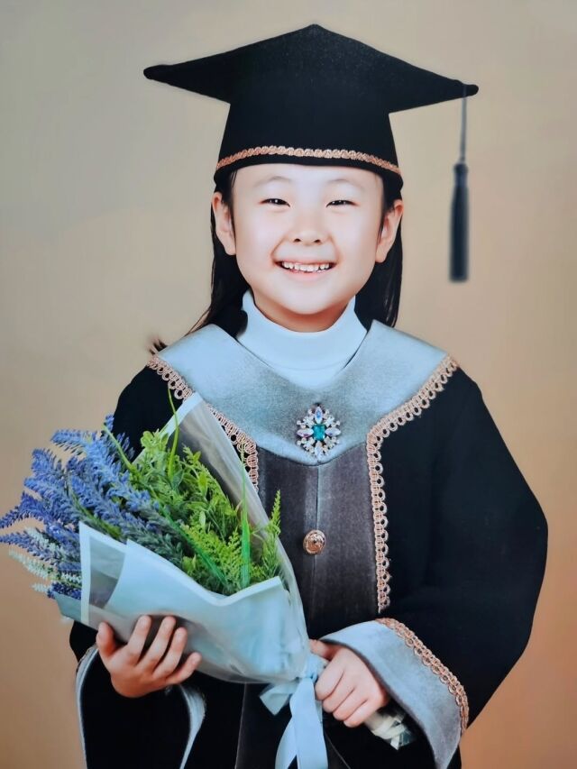 별이 막내딸 송이의 유치원 졸업 사진을 공개했다. / 별 SNS