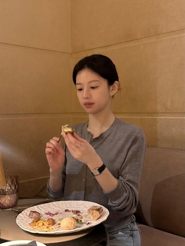 고윤정이 어떤 각도에서도 변함없는 미모를 자랑했다. / 고윤정 SNS