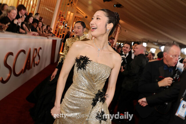 현지시간 15일 미국 로스앤젤레스 돌비 극장에서 열린 제98회 아카데미 시상식에서 '케데헌'의 OST '골든(Golden)'이 주제가상을 거머쥐었으나, 너무도 짧았던 이재의 수상 소감 시간이 옥에 티로 남았다. /게티이미지코리아