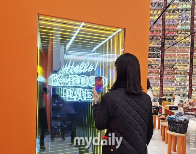 인피니티 미러가 설치된 포토존에서는 입체적이고 몽환적인 사진 연출이 가능하다. /방금숙 기자