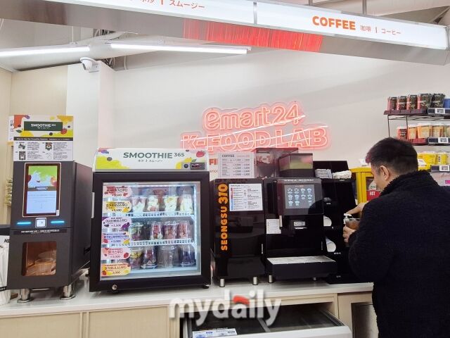 K-푸드존에서는 라면뿐 아니라 스무디와 커피 등 다양한 즉석 음료를 체험할 수 있다. /방금숙 기자