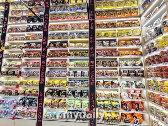 2층 라면 특화층에는 2.8m 높이 라면 아카이브 월이 거울을 활용해 개방감을 더한다. 국내외 라면 170여종을 도서관 책장처럼 진열했다. /방금숙 기자