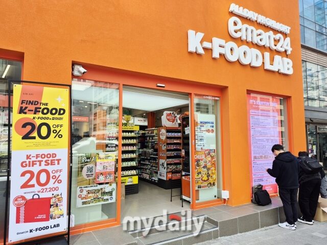 이마트24 K-푸드랩 건물 바로 옆에 외국인 관광객 필수 코스로 꼽히는 12층 다이소가 위치해 있다. /방금숙 기자