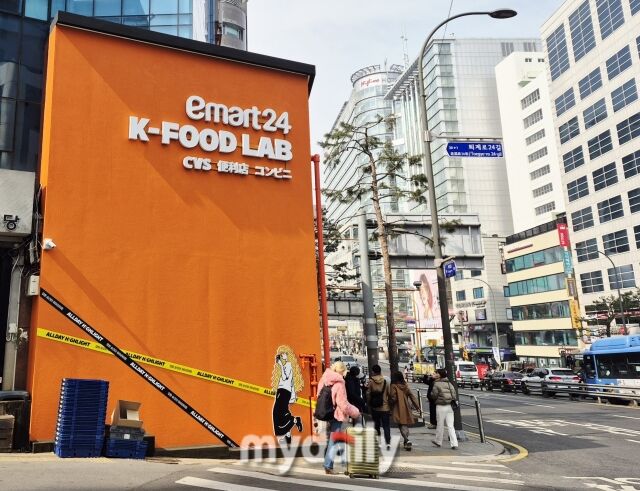 명동역 1번 출구에서 나오면 오렌지빛 ‘K-푸드랩’ 건물이 시선을 끈다. /방금숙 기자