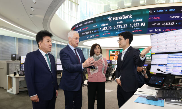 하나금융그룹은 지난 13일 서울 중구 하나은행 본점에서 영국의 글로벌 금융그룹 스탠다드차타드와 글로벌 비즈니스 및 디지털 자산 협력을 위한 업무협약을 체결했다. 이날 협약식에 참석한 함영주 하나금융 회장(사진 왼쪽 첫번째)이 빌 윈터스 스탠다드차타드그룹 회장(사진 왼쪽에서 두번째), 마리 후엔 스탠다드차타드그룹 홍콩&중화권&북아시아 지역대표(사진 왼쪽에서 세번째)와 하나은행 딜링룸을 방문해 환율 및 유가 등 최근 자본시장 이슈에 대해 딜링룸 직원과 의견을 나누고 있다. /하나금융