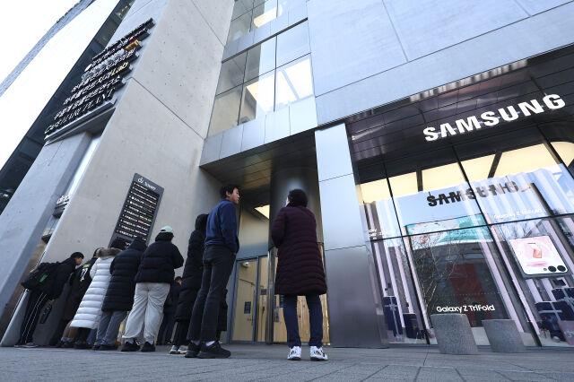 갤럭시 Z 트라이폴드 3차 판매를 시작한 6일 오전 서울 강남구 삼성전자서비스 삼성 강남센터에서 시민들이 매장으로 입장하기 위해 대기하고 있다. /뉴시스