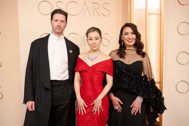 공동연출 크리스 애플한스, 감독 매기 강, 프로듀서 미셸 웡 / 넷플릭스