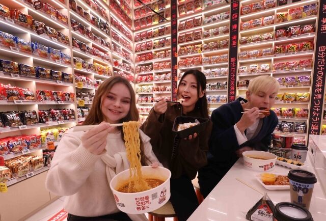 명동역 인근 이마트24 K-푸드랩 명동점에서 외국인들이 라면을 즐기고 있다. /이마트24