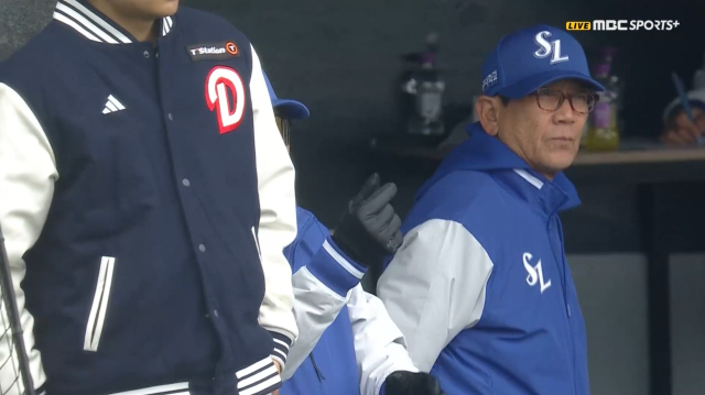미야지 유라를 향한 박진만 감독의 손가락 하트./티빙 중계화면 캡처