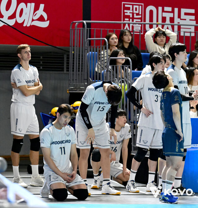 2023-2024시즌 6R 맞대결 당시 좌절하는 우리카드 선수들./KOVO
