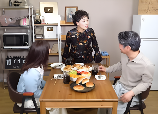 전설적인 부부 케미를 자랑했던 김대희와 신봉선 사이에 김대희의 실제 아내가 등장해 현장을 발칵 뒤집어놓았다./유튜브 채널 ‘꼰대희’