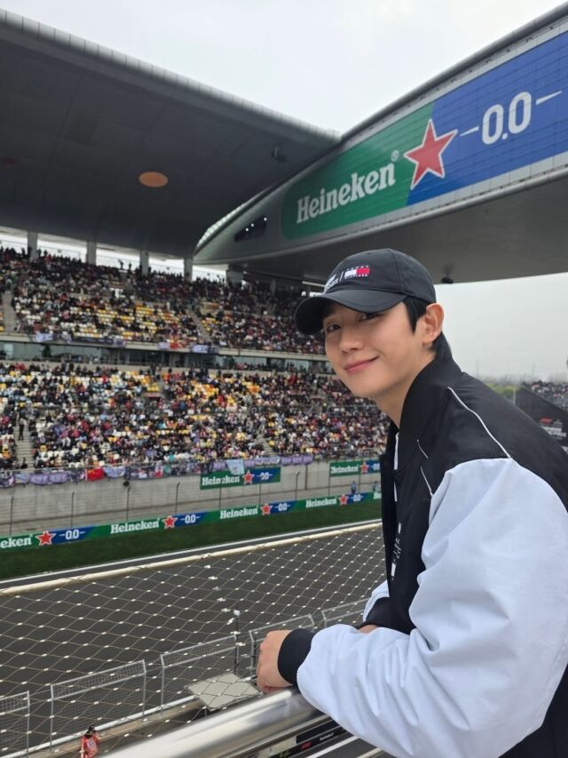 정해인이 모터스포츠 축제 현장에서 여유로운 근황을 전했다. / 정해인 SNS