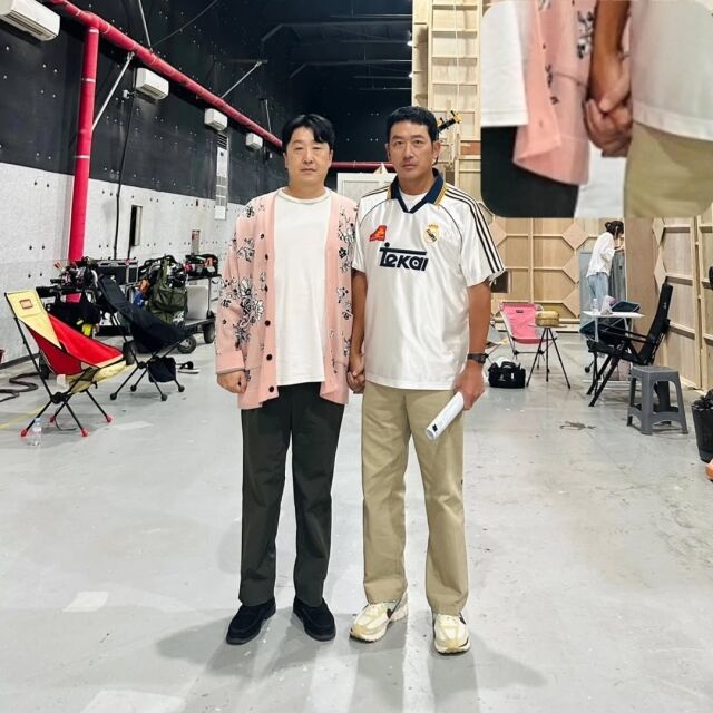 배우 하정우와 현봉식이 손을 잡은 사진을 공개했다. / 현봉식 SNS