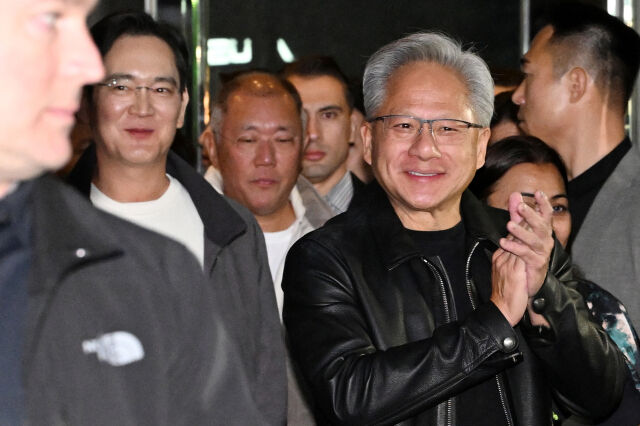 젠슨 황 엔비디아 최고경영자(CEO, 오른쪽)가 지난해 10월 서울 강남구 코엑스에서 열린 엔비디아 지포스 게이머 페스티벌에 참석한 모습. /뉴시스