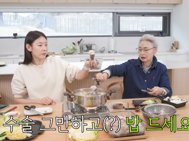 한혜진과 한혜진의 엄마는 제철 음식인 주꾸미 샤부샤부를 해 먹었다. / 유튜브 '한혜진'