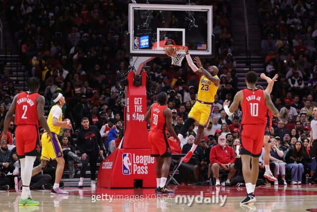 덩크를 작렬하는 르브론(오른쪽에서 두 번째). /게티이미지코리아