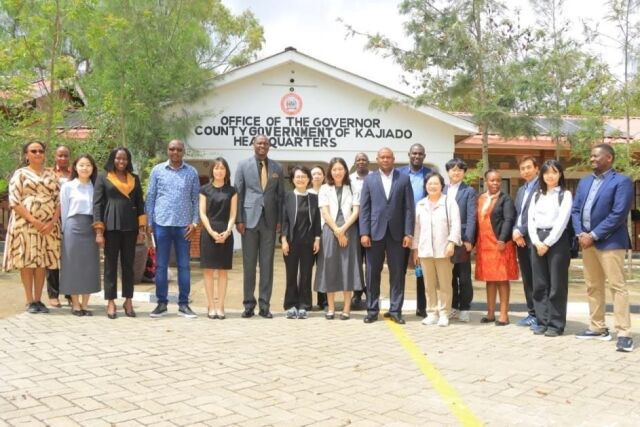 하은희 이화글로벌사회공헌원(EGISE) 원장(왼쪽에서 8번째)을 비롯한 조사단이 케냐 카지아도 주정부를 방문해 부주지사 및 관계자들과 기념촬영을 하고 있다. /이대서울병원