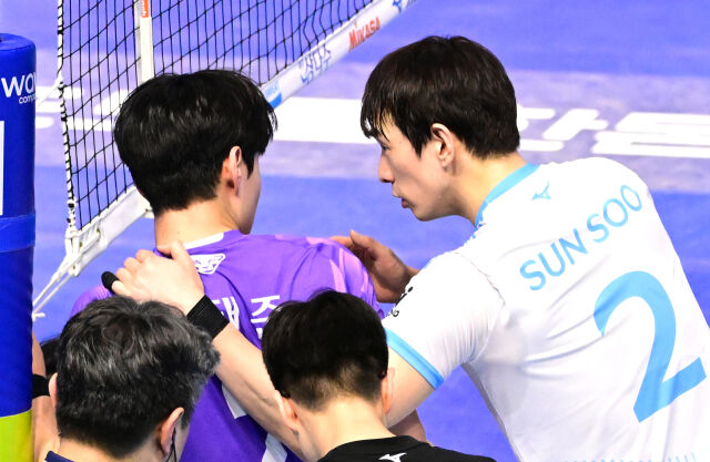 대한항공 한선수가 우리카드 한태준의 부상을 걱정하고 있다 / 한국배구연맹(KOVO)