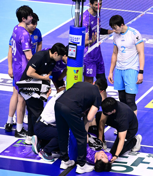 대한항공 한선수가 우리카드 한태준의 부상을 걱정하고 있다 / 한국배구연맹(KOVO)