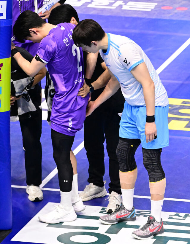 대한항공 한선수가 우리카드 한태준의 부상을 걱정하고 있다 / 한국배구연맹(KOVO)