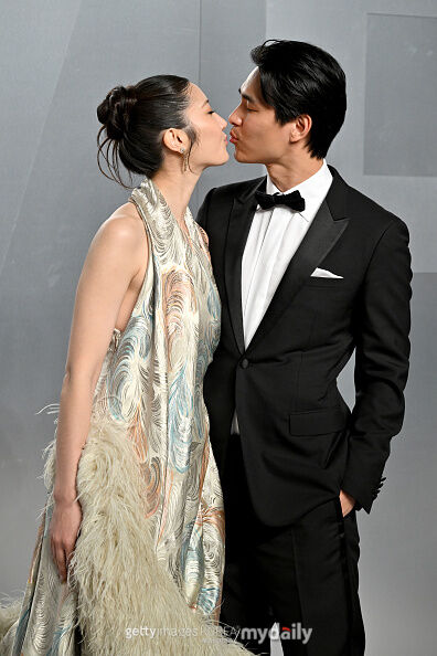 가수 겸 작곡가 이재가 예비 신랑 샘킴과 키스를 하고 있다. / 게티이미지코리아