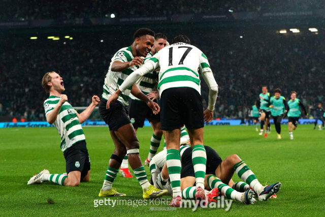 득점을 올린 뒤 기쁨을 나누는 스포르팅 선수들. /게티이미지코리아