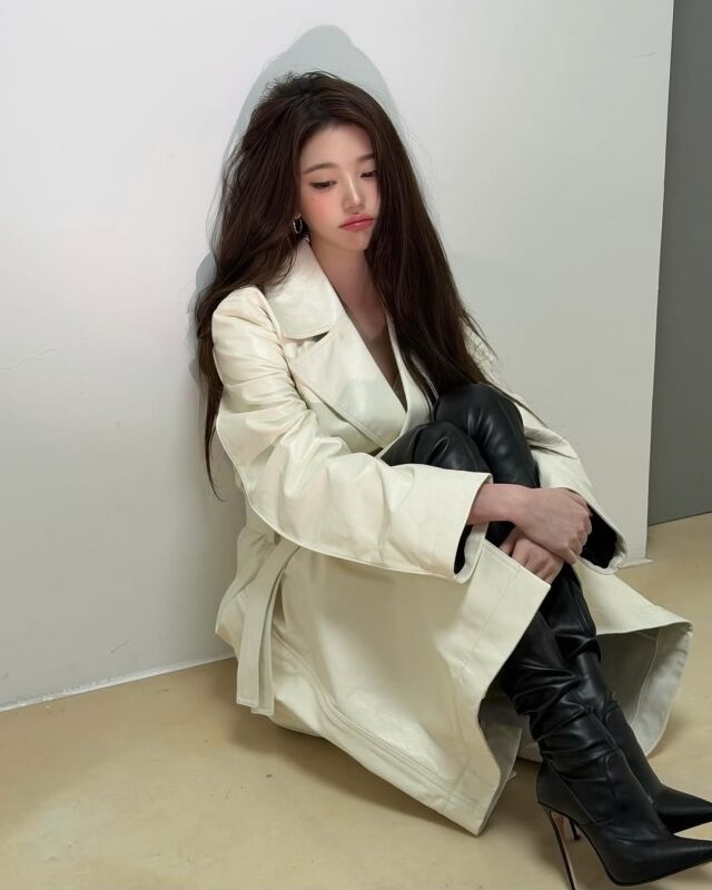 장원영이 압도적인 비주얼과 분위기로 팬들의 시선을 사로잡았다. / 장원영 SNS