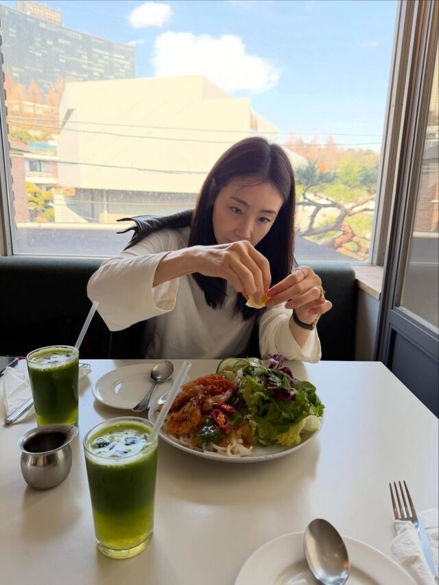 최지우가 세련된 봄 패션을 선보였다. / 최지우 SNS