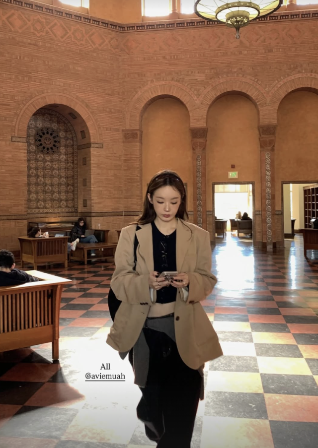 강민경이 여행지에서도 감각적인 스타일로 시선을 사로잡았다. / 강민경 SNS