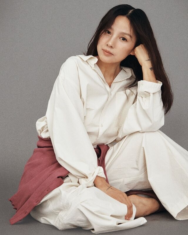 이효리가 건강미 넘치는 몸매를 공개했다. / 요가복 브랜드 SNS