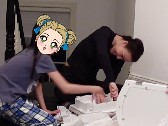 손태영과 딸은 화장대를 직접 조립해 눈길을 끌었다. / 유튜브 'Mrs. 뉴저지 손태영'