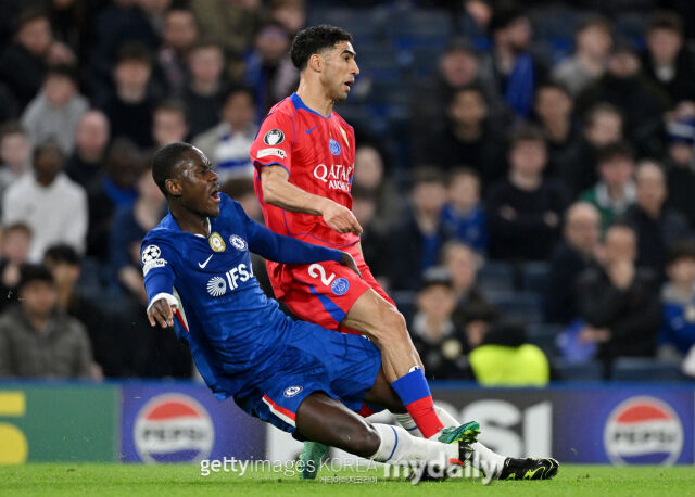 트레버 찰로바(왼쪽)가 아슈라프 하키미와 볼 경합 중 충돌해 부상당했다./게티이미지코리아