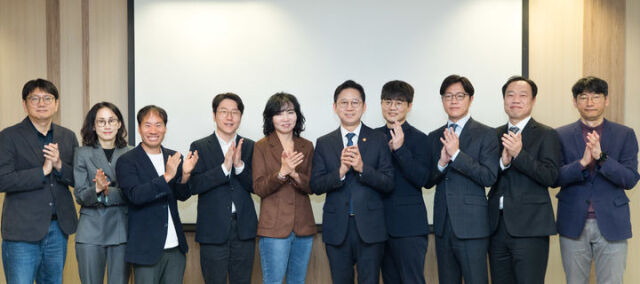 배경훈 부총리 겸 과학기술정보통신부 장관이 18일 오전 서울 종로구 광화문교보빌딩 국가과학기술자문회의 대회의실에서 열린 '독자 AI 관계 기업 간담회' 에서 기념촬영을 하고 있다.(왼쪽부터) 김세웅 카카오 부사장, 손지윤 네이버 전무, 김성훈 업스테이지 대표, 임우형 LG AI 원장, 이연수 NC AI 대표, 배경훈 부총리, 임정환 모티프테크놀로지스 대표, 유경상 SK텔레콤 AI CIC장, 김연규 장관정책보좌관, 김경만 인공지능정책실장. /과기정통부