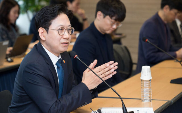 배경훈 부총리 겸 과학기술정보통신부 장관이 18일 오전 서울 종로구 광화문교보빌딩 국가과학기술자문회의 대회의실에서 열린 '독자 AI 관계 기업 간담회' 에서 인사말을 하고 있다. /과기정통부