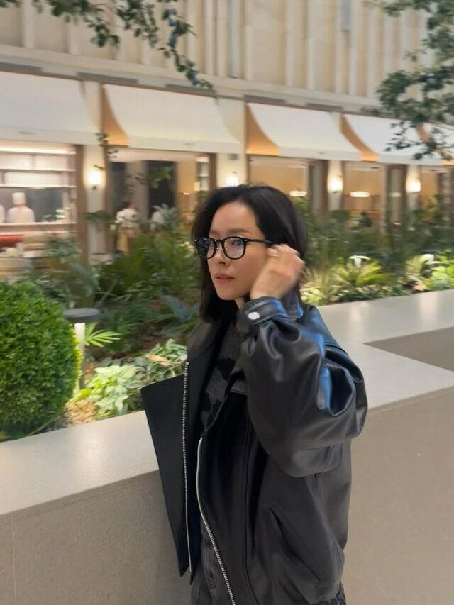 한지민이 색다른 분위기의 매력을 선보였다. / 한지민 SNS