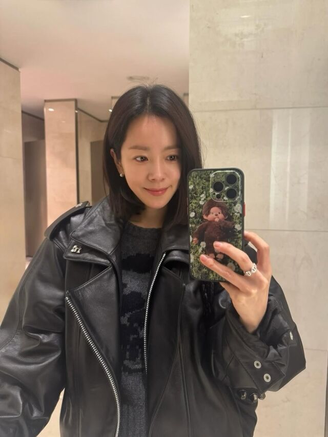 한지민이 색다른 분위기의 매력을 선보였다. / 한지민 SNS