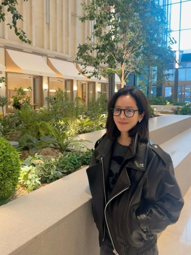 한지민이 색다른 분위기의 매력을 선보였다. / 한지민 SNS