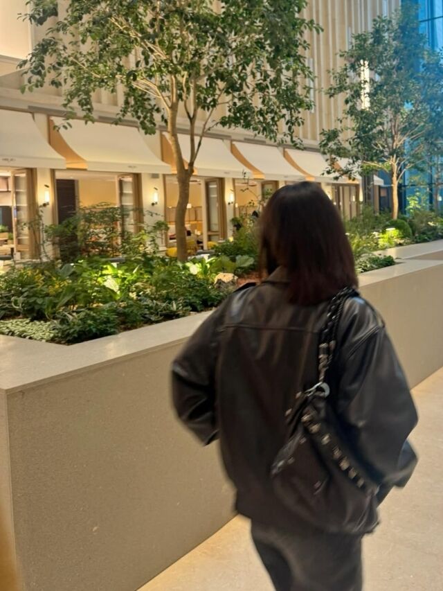 한지민이 색다른 분위기의 매력을 선보였다. / 한지민 SNS