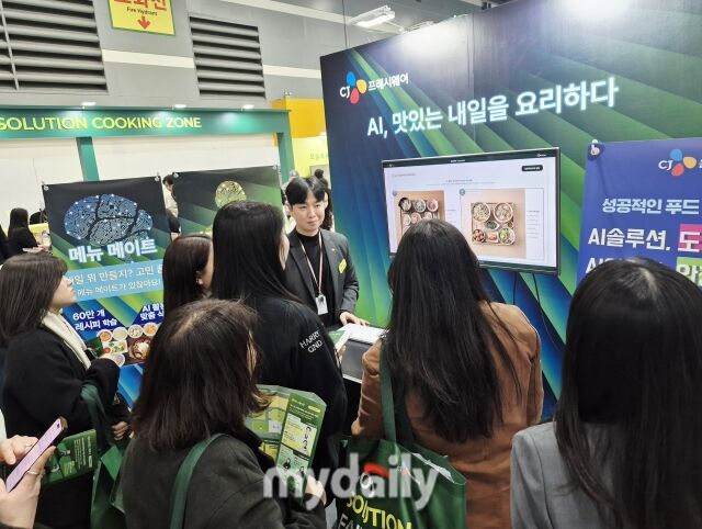 담당자가 ‘간편주문비서’와 ‘메뉴메이트’를 활용한 AI 기반 발주·메뉴 자동화 시스템을 시연하고 있다. /방금숙 기자