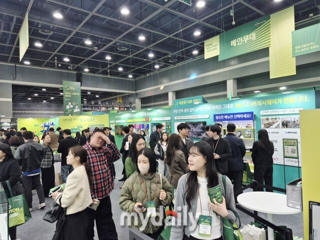 조리 로봇과 전처리 식재료, 센트럴키친 기반 ‘원팩’ 제품이 전시된 키친리스 코너에서 관람객들이 붐비고 있다. /방금숙 기자