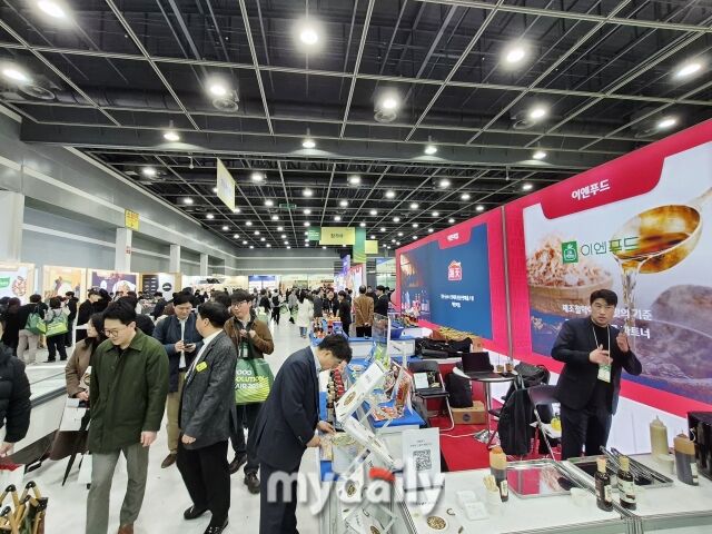 관람객들이 CJ프레시웨이와 참가자 제품을 직접 맛보며 메뉴를 체험하고 있다. /방금숙 기자